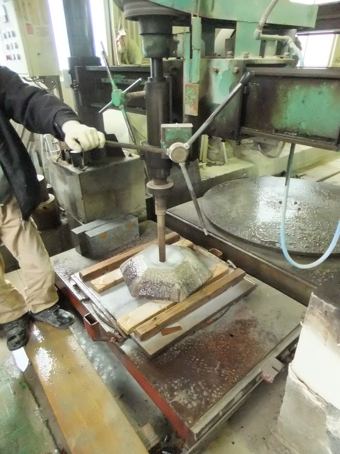 石灯篭笠の穴あけ作業