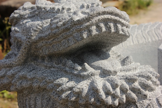 龍の石像彫刻牙