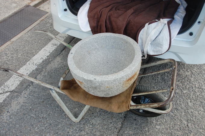 餅臼 (3)荷降ろし一輪車