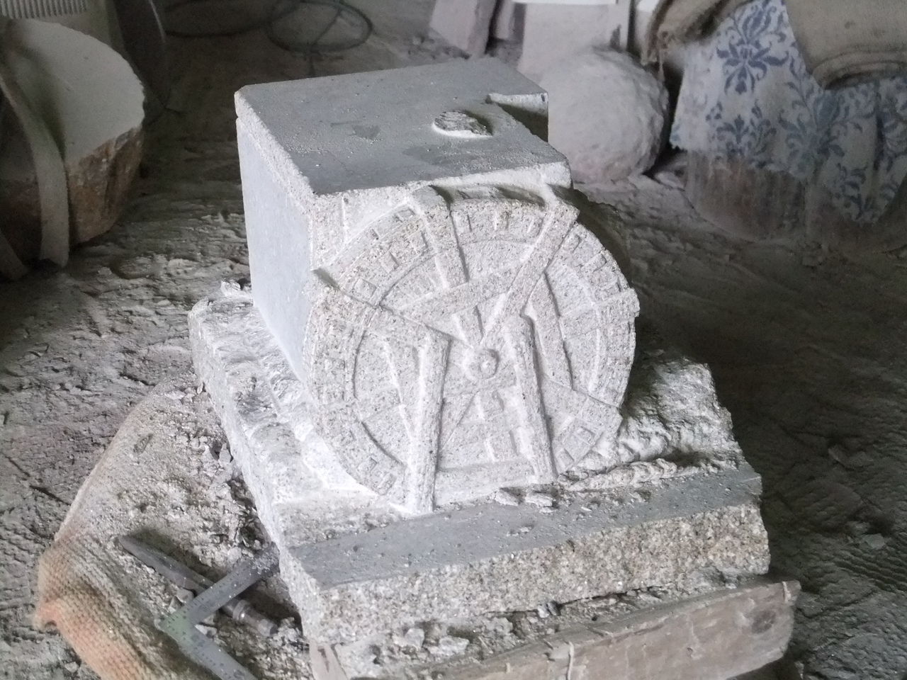 置き灯篭】草屋型を作りました : 岡崎市 老舗石屋㈱杉田石材店の