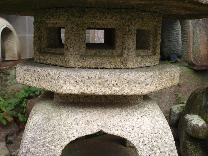 石燈籠の向き泉涌寺（受）