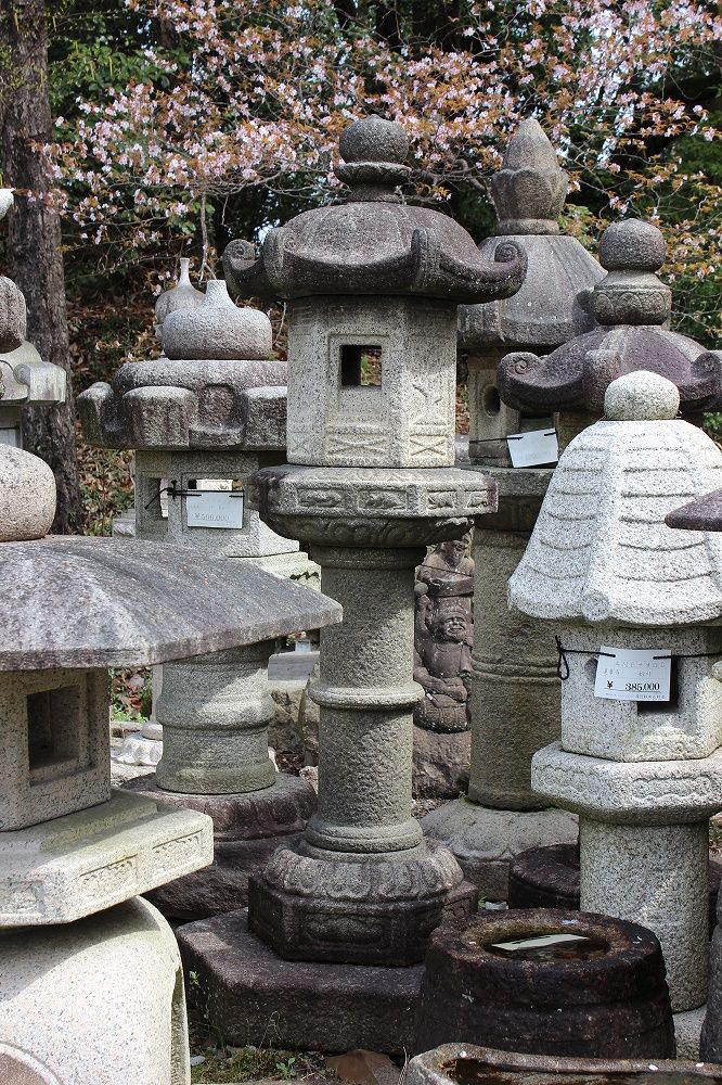石灯篭と桜 古代奥の院型