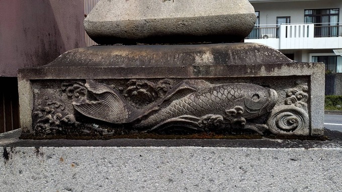 地輪向かって左鯉 (1)