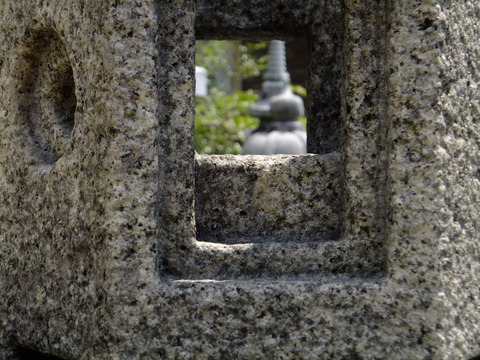 灯篭ノミ切仕上げ石肌と火袋からの風景
