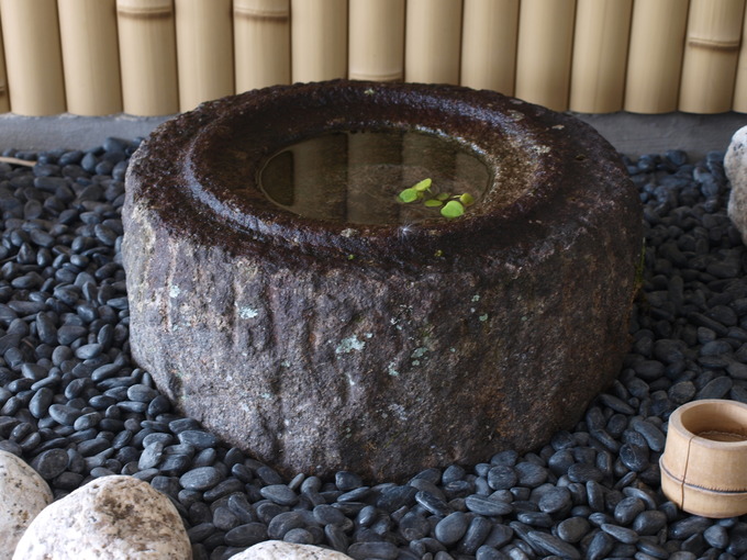 つくばいの水穴