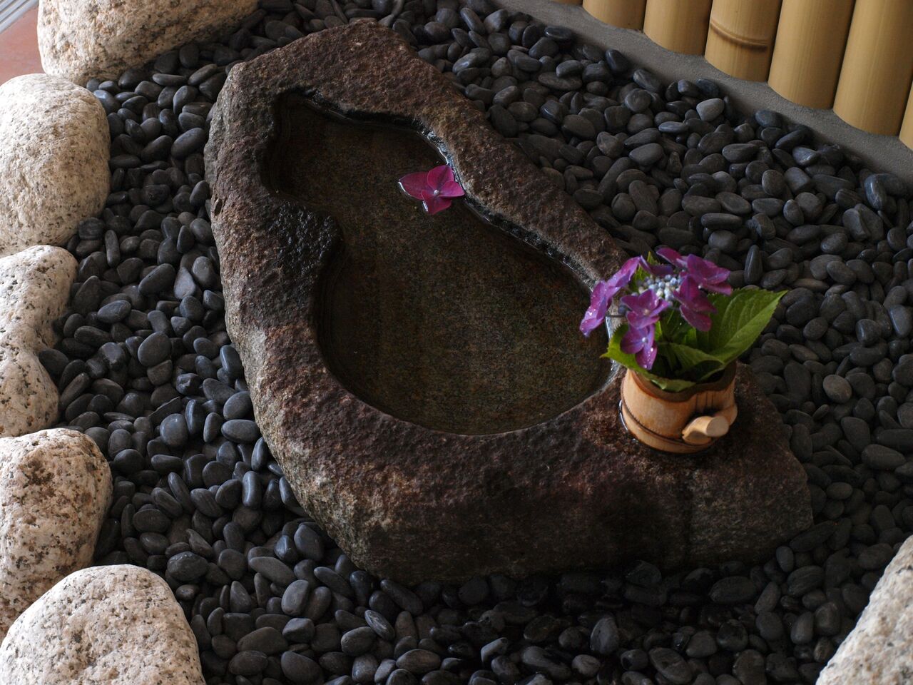 坪庭セット ひょうたんの水鉢と石あかり 石灯篭 とうろう 庭園造園 神社寺院用石製品 墓石の老舗石屋 杉田石材店