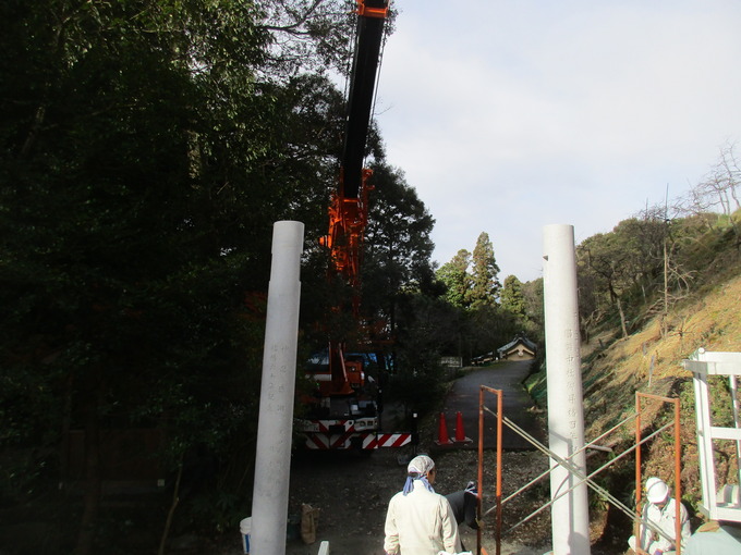 石鳥居の建て方　沓石に柱を建てる