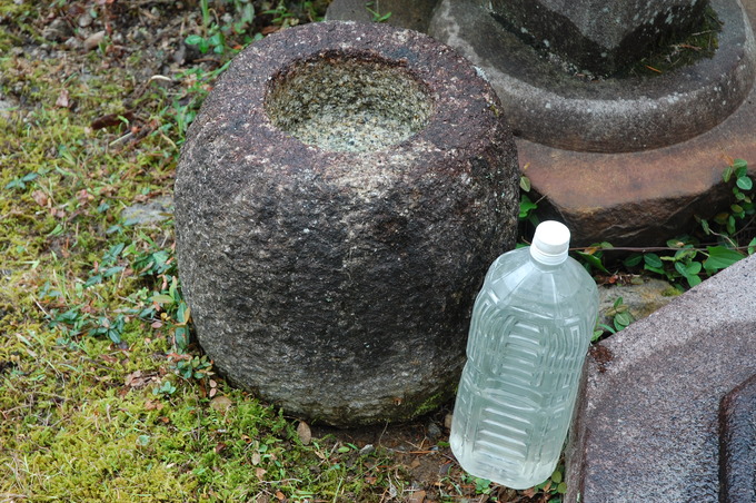 水鉢(つくばい)の洗い方瑞夫の入れ替え