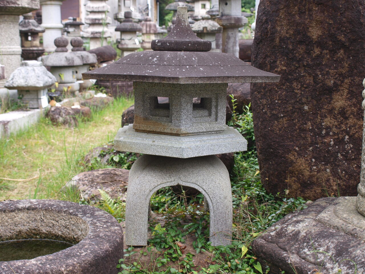 灯篭の立て方 正しい雪見灯籠の正面向き 火袋 石灯篭 とうろう 庭園造園 神社寺院用石製品 墓石の老舗石屋 杉田石材店