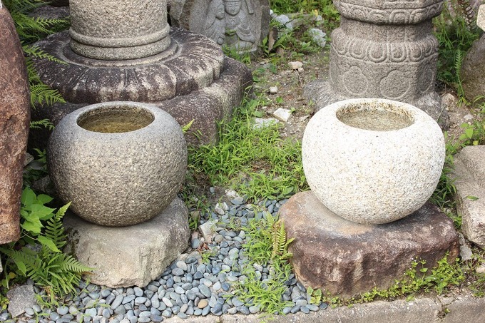 日本庭園用つくばい「つぼみ鉢」石の違い