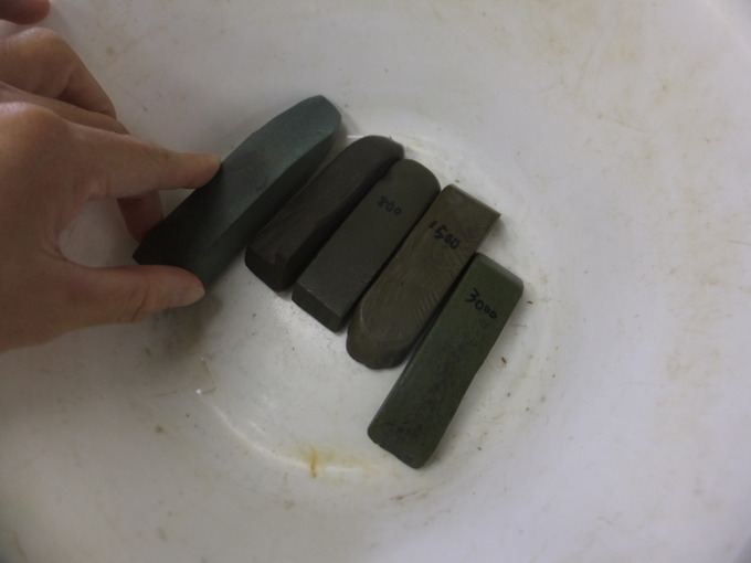石を磨く(手磨き）砥石