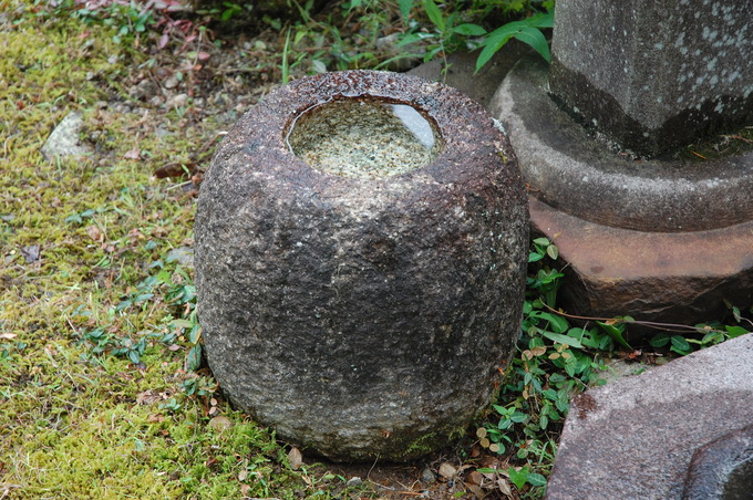 水鉢(つくばい)の洗い方|水の入れ替え