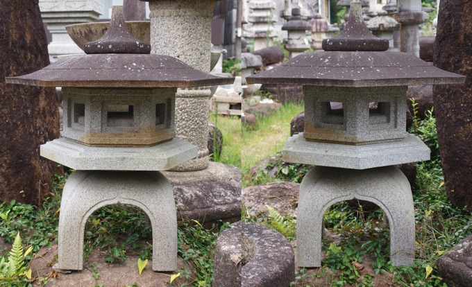 灯篭の正面向き　側面と比較