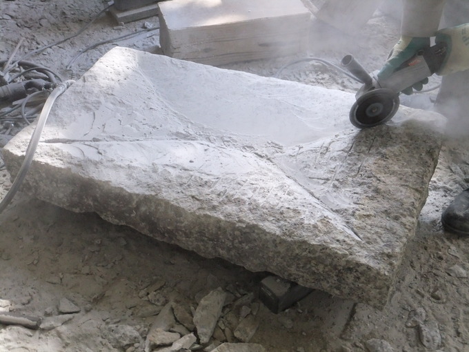 みかげ石で水盤製作中