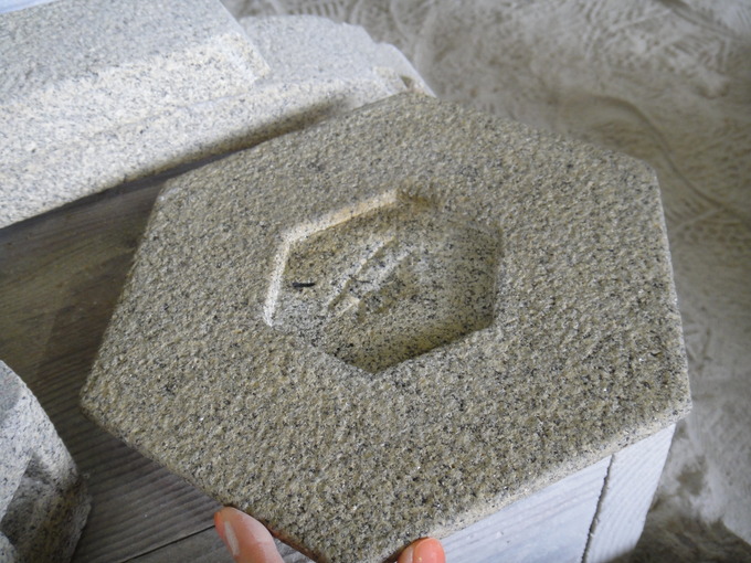 琴柱ミニ灯篭 笠の底面 大入れ