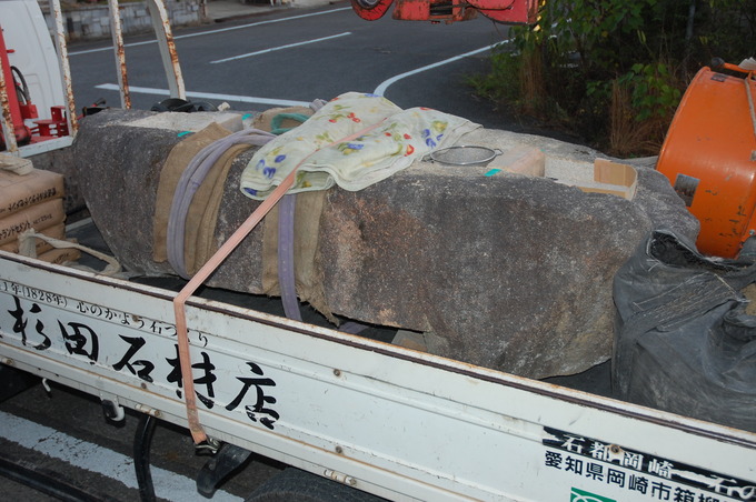 台石を運ぶ