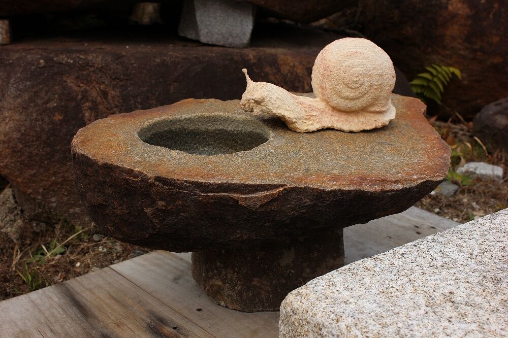 デンデンムシノカナシミ カタツムリの水鉢のご紹介 石灯篭 とうろう 庭園造園 神社寺院用石製品 墓石の老舗石屋 杉田石材店