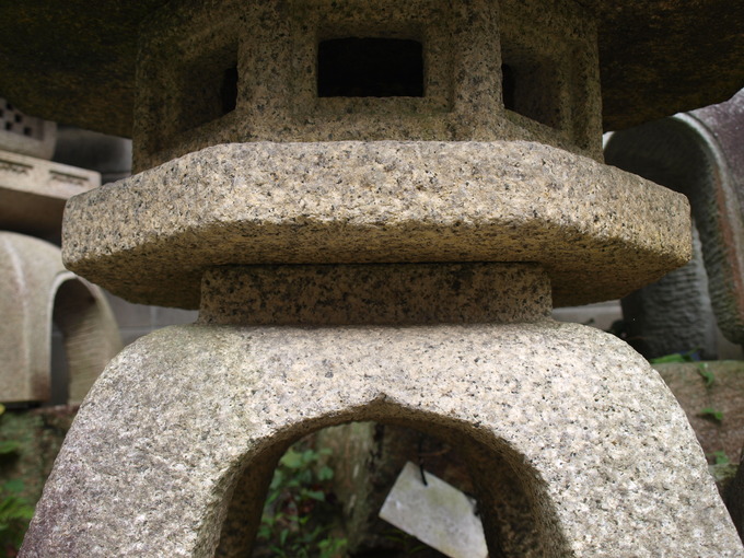 石燈籠の向き泉涌寺（受）2
