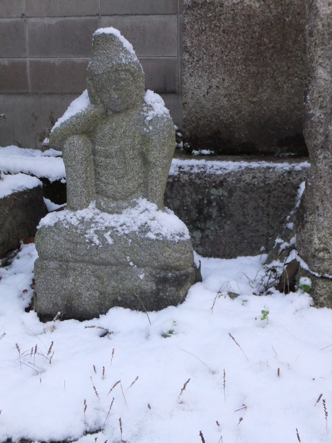 雪の積もった地蔵