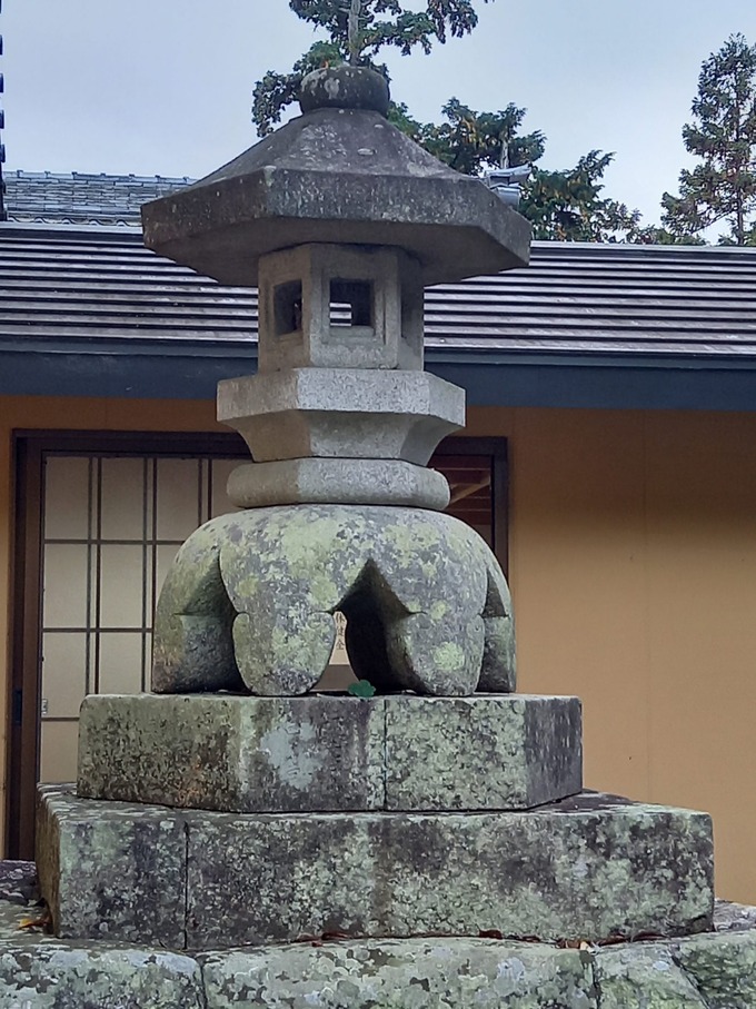 日の出石の灯籠｜鹿の砥鹿神社（愛知県豊川市） (2)
