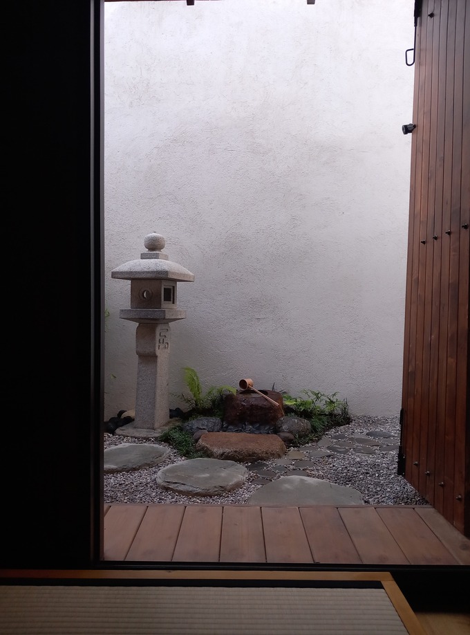 織部燈籠と蹲の茶庭（露地）｜フランス (6)