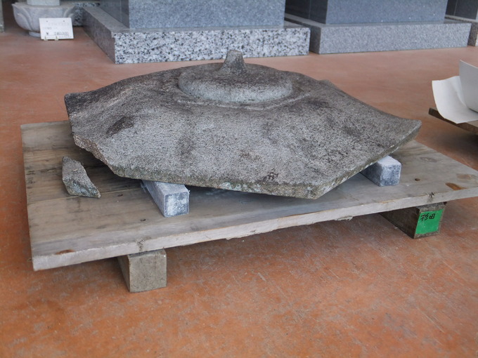 石灯篭の欠け修理補修前