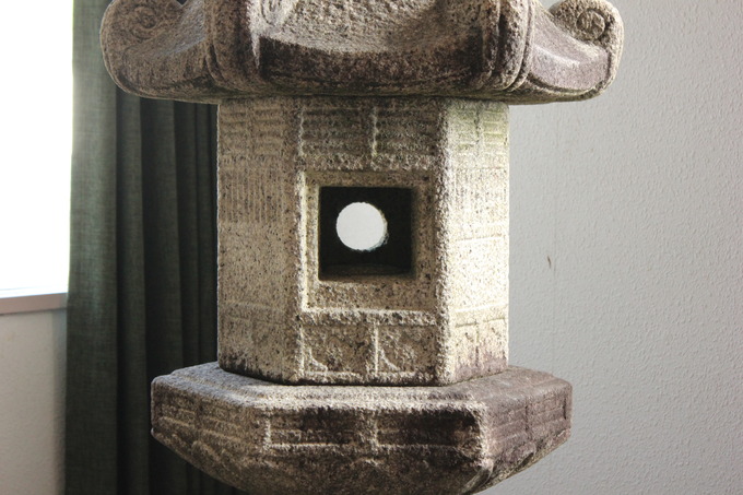 灯篭の火口と円窓