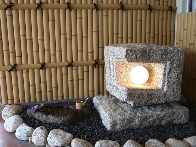 坪庭｜石あかりと水鉢竹垣