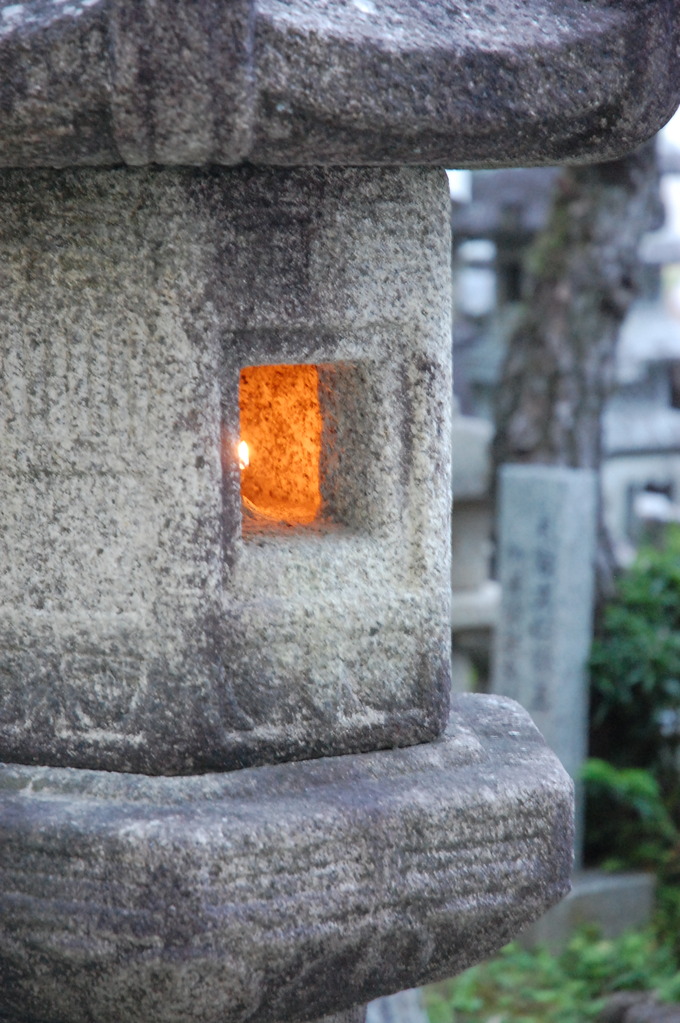 石燈籠に灯明