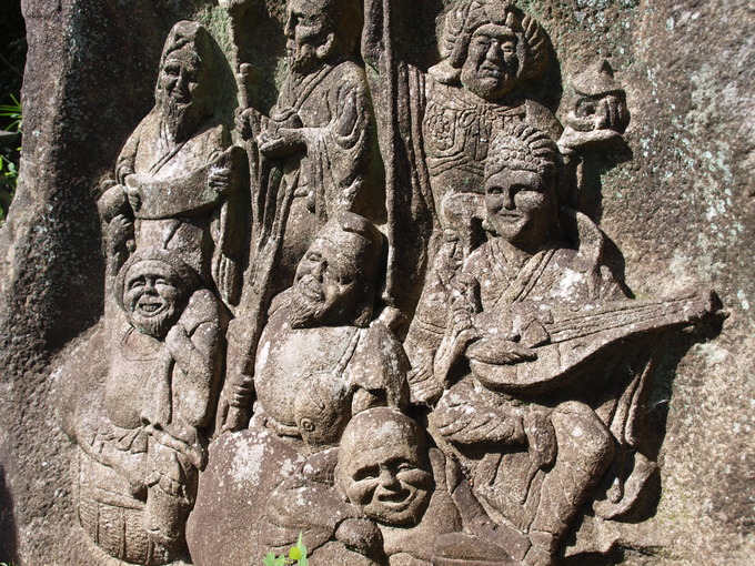 七福神の石像レリーフ彫刻