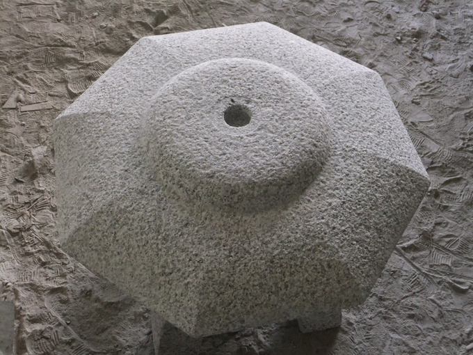 泉涌寺雪見灯篭 笠 宝珠はめ込み穴
