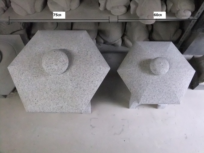 灯ろう。高さ2メートルぐらい。石