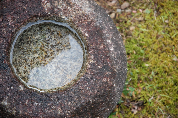 水鉢(つくばい)の洗い方と水の入れ替え