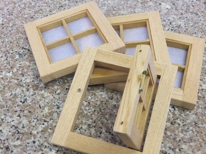 墓前灯篭の木枠 窓枠 扉