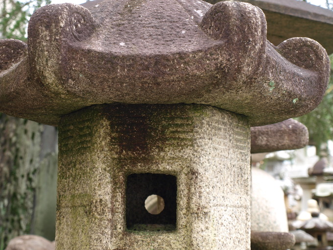 笠と火袋（太秦）
