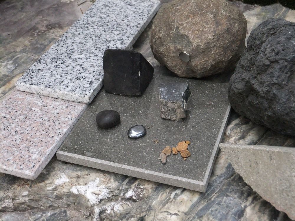 自由研究 磁石にくっつく石を探してみよう 石灯篭 とうろう 庭園造園 神社寺院用石製品 墓石の老舗石屋 杉田石材店