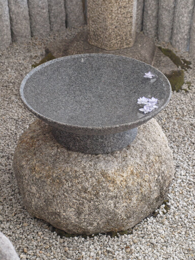 【リラックス効果満点！水が流れるつくばい】 蹲（つくばい）とは？和風庭園に欠かせないつくばいの魅力を解説