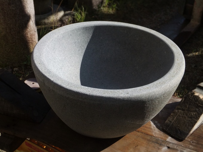石臼(餅臼）をきれいに磨く (1)