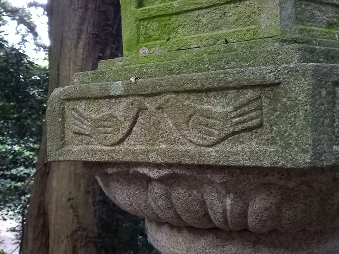 山中八幡宮灯籠鳩