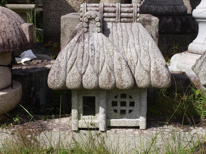 草屋灯篭|フォークリフトでの設置方法