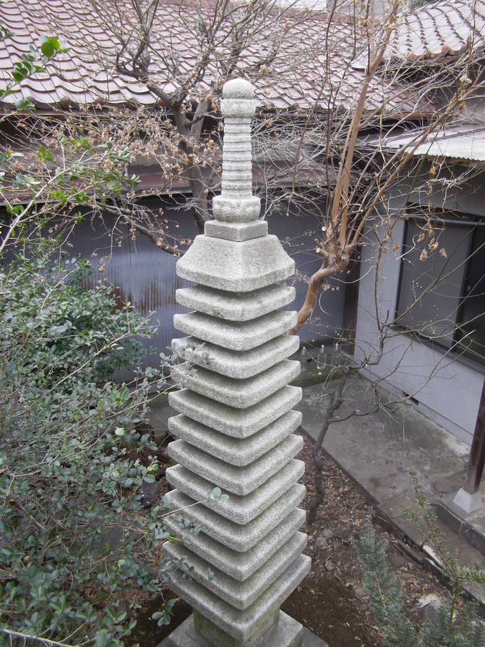 お庭　施工事例　十三重層塔