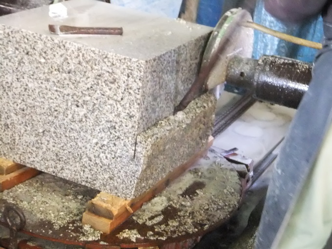 石材加工　石を切る工程