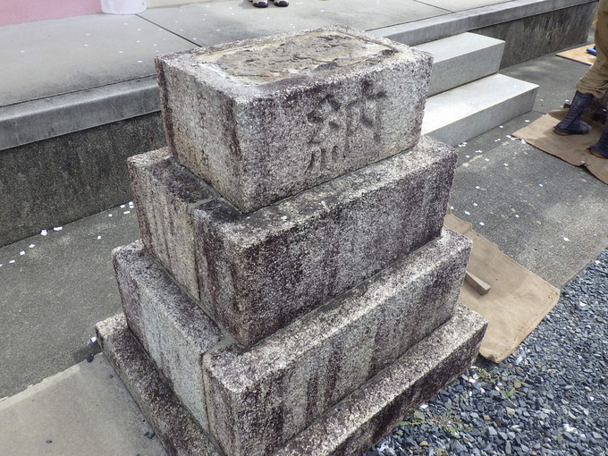 狛犬の交換とクリーニング｜又八神明社