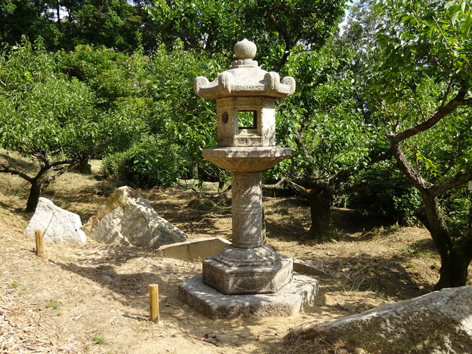 石清水八幡宮型石灯篭｜岩津天満宮梅園の灯篭