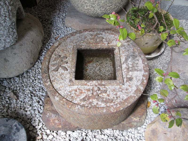甲州鞍馬石の銭鉢(知足水鉢)をお選びいただきました 神奈川県 甲州鞍馬石の銭鉢(知足水鉢)をお選びいただきました 神奈川県