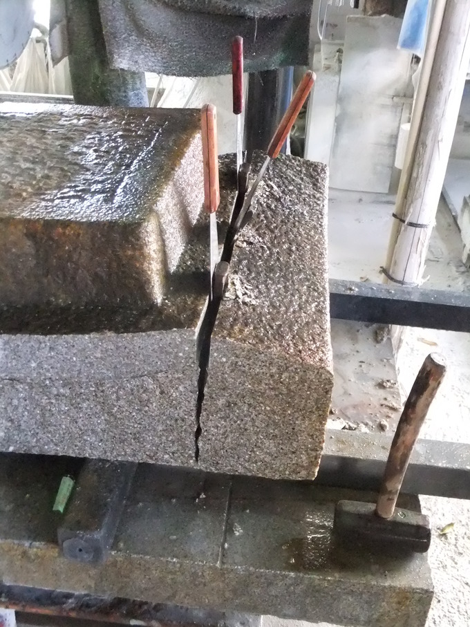 石を矢で割る石屋の仕事