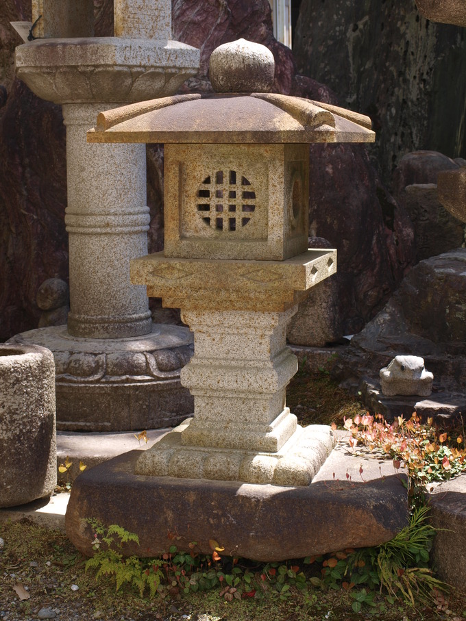 本鞍馬石燈籠|永徳寺