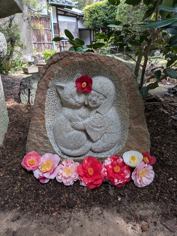 椿で歓迎猫と童の道祖神｜石造彫刻