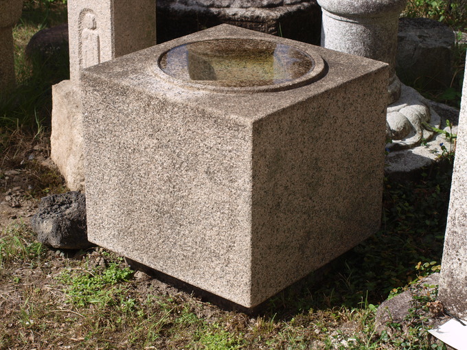 水鉢(つくばい)の水穴と水量