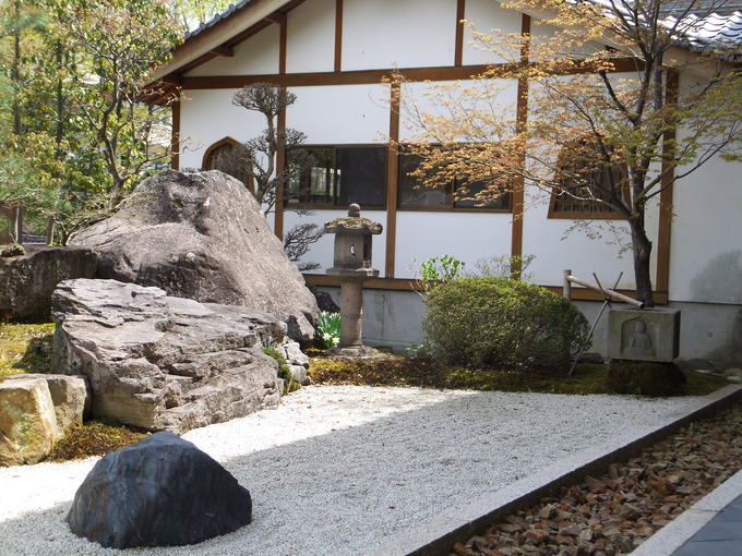 灯篭と庭石のあるお庭 長野寛慶寺